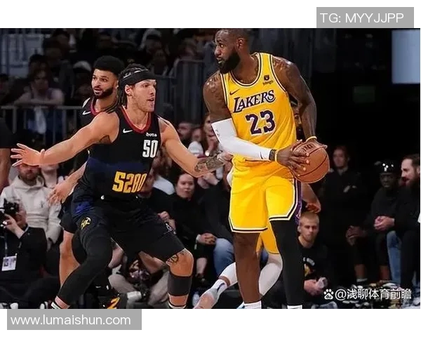 湖人对掘金的激烈对决正在进行中球迷们热情高涨期待精彩瞬间 湖人对掘金的激烈对决正在进行中球迷们热情高涨期待精彩瞬间